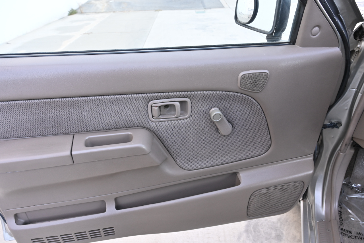 Nissan Frontier 2WD XE King Cab I4 Auto 2001