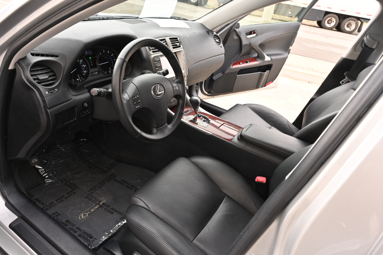Lexus IS photo 9