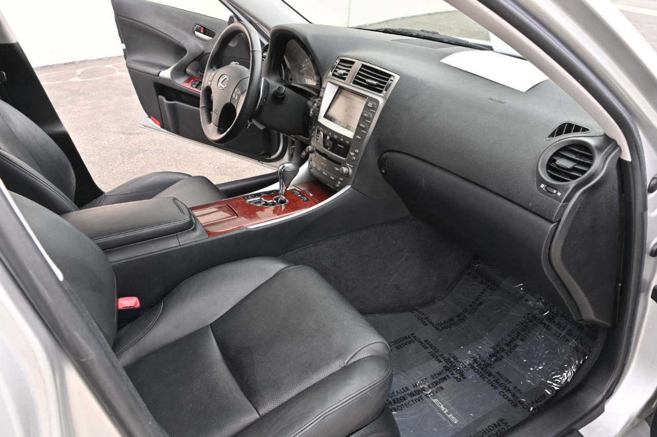 Lexus IS photo 11