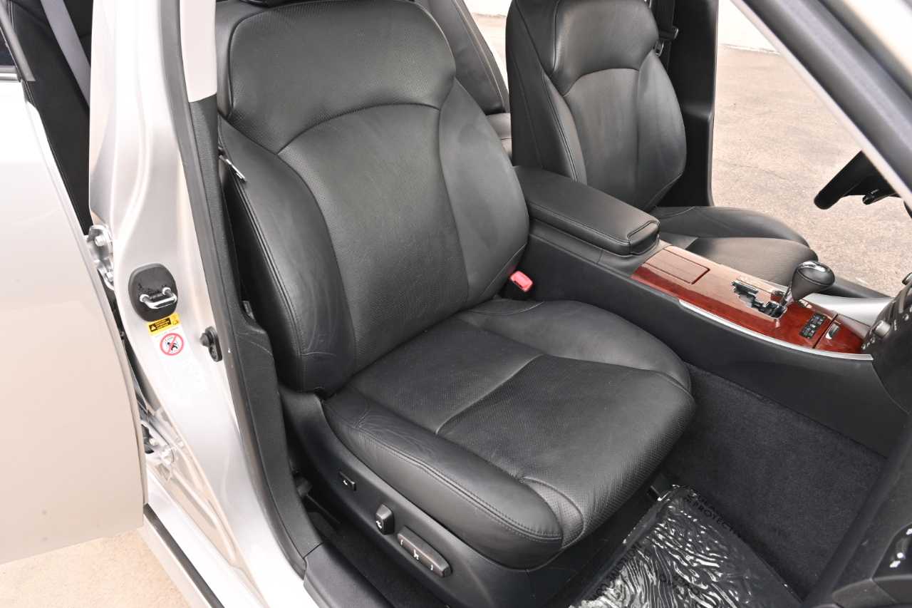 Lexus IS photo 14