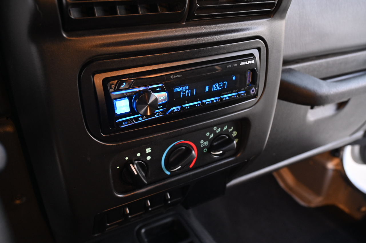 Jeep Wrangler photo 16