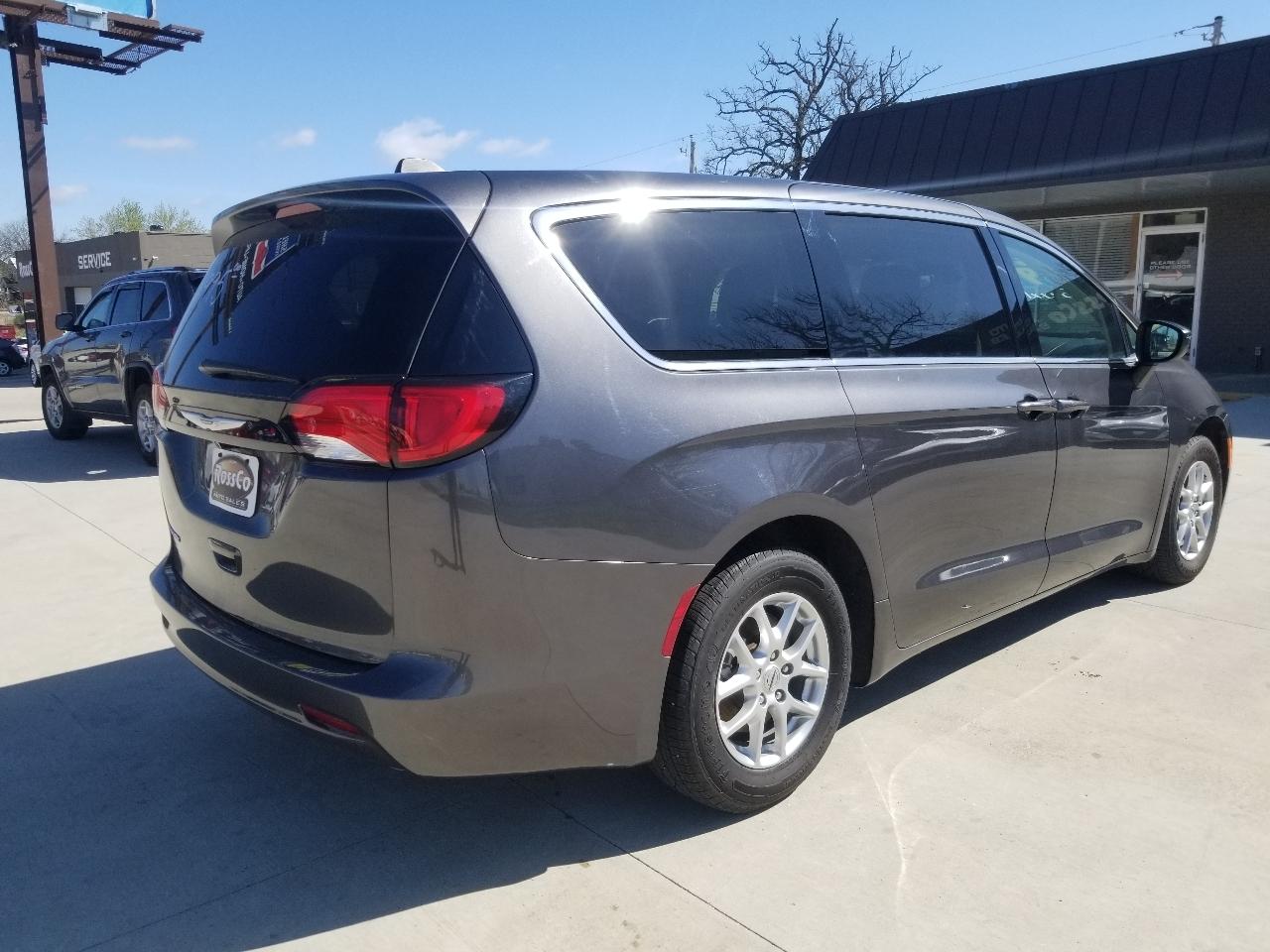 Chrysler Voyager LX FWD 2023