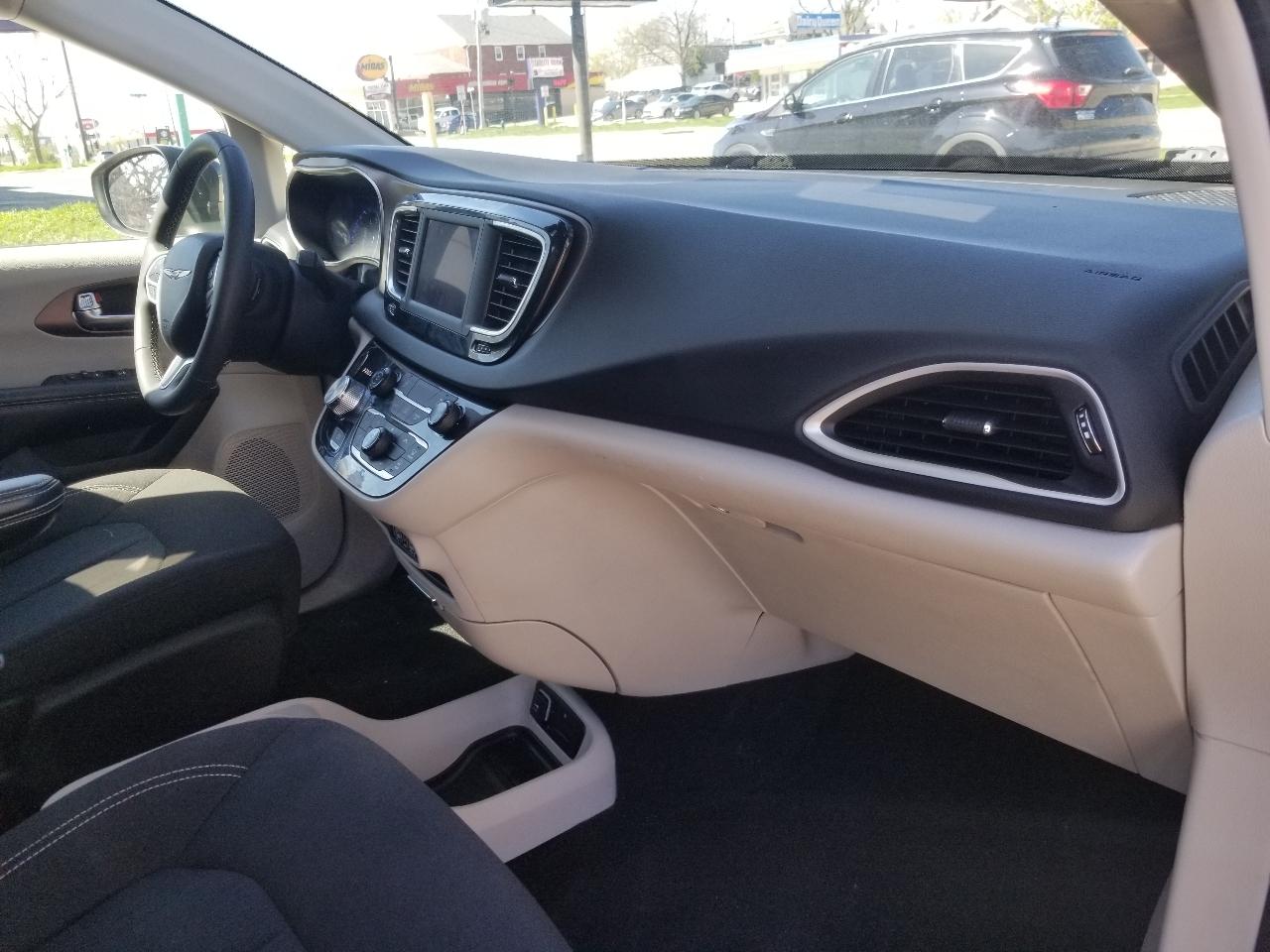 Chrysler Voyager LX FWD 2023