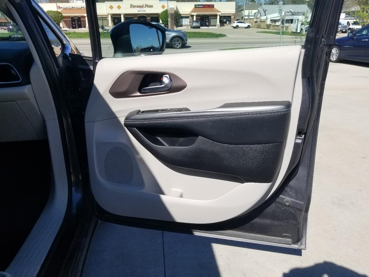 Chrysler Voyager LX FWD 2023
