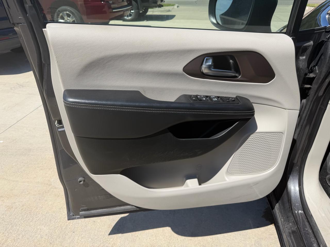 Chrysler Voyager LX FWD 2023