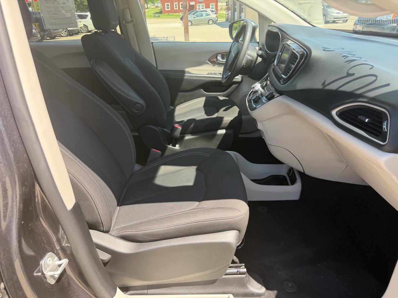 Chrysler Voyager LX FWD 2023