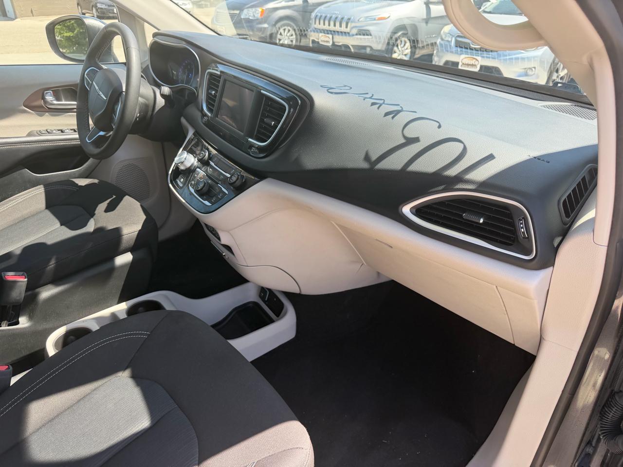 Chrysler Voyager LX FWD 2023