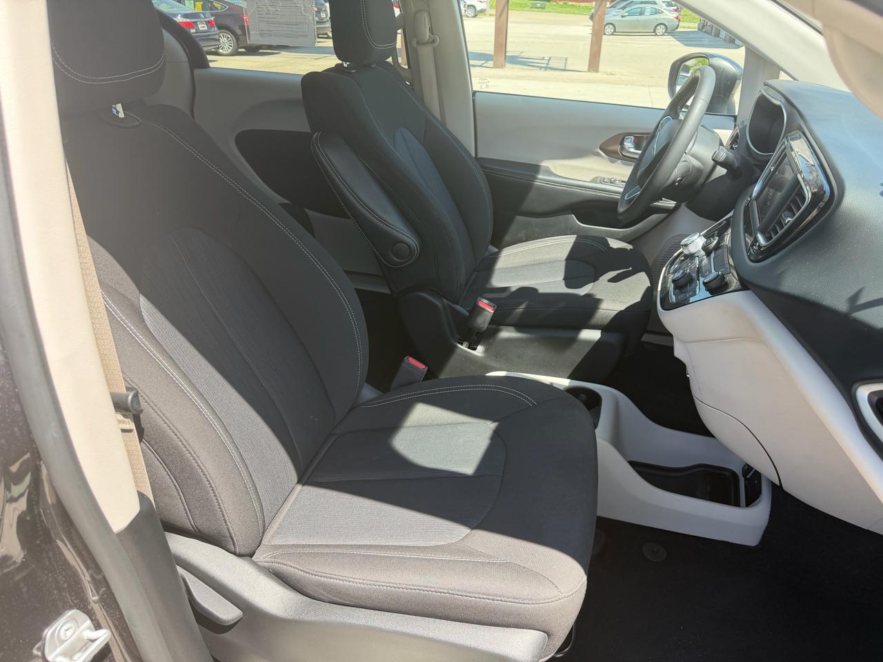 Chrysler Voyager LX FWD 2023