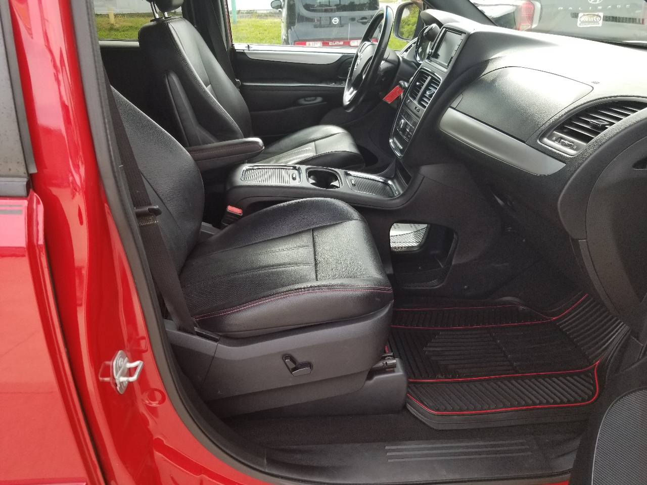 2016 Dodge Grand Caravan R/T photo 21