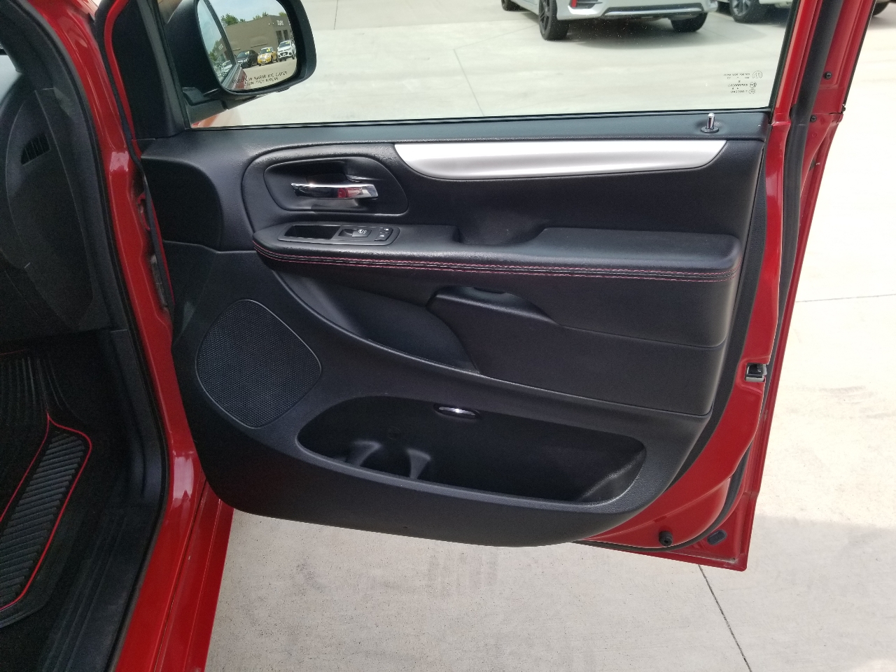 2016 Dodge Grand Caravan R/T photo 22