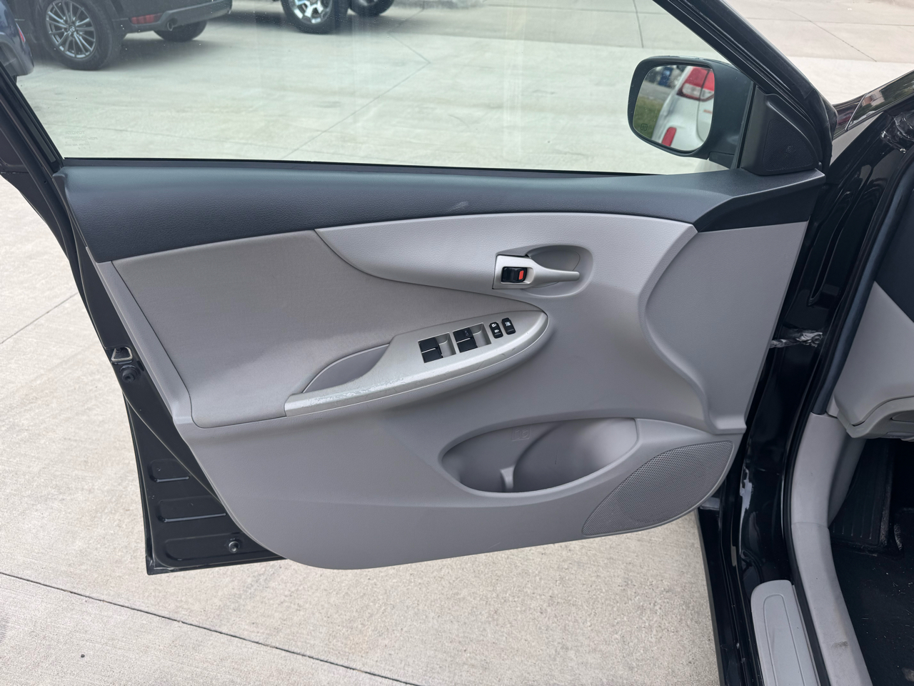2013 Toyota Corolla LE photo 13