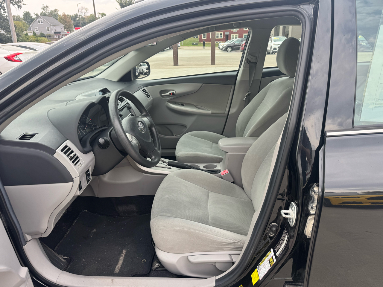 2013 Toyota Corolla LE photo 14