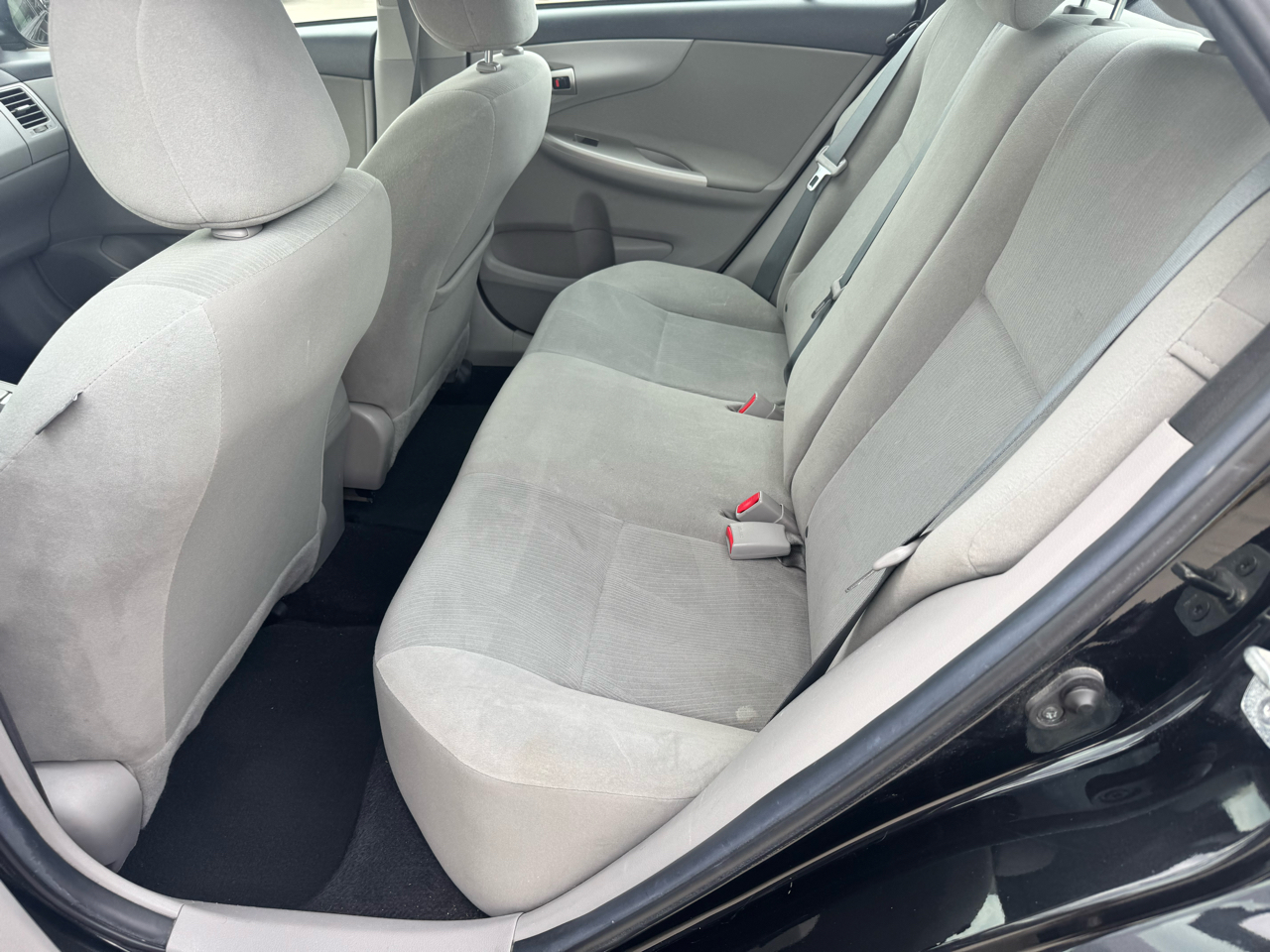2013 Toyota Corolla LE photo 18