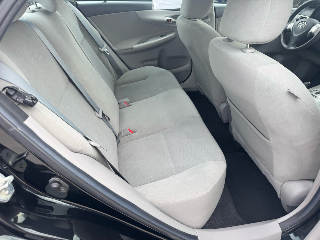 2013 Toyota Corolla LE photo 24