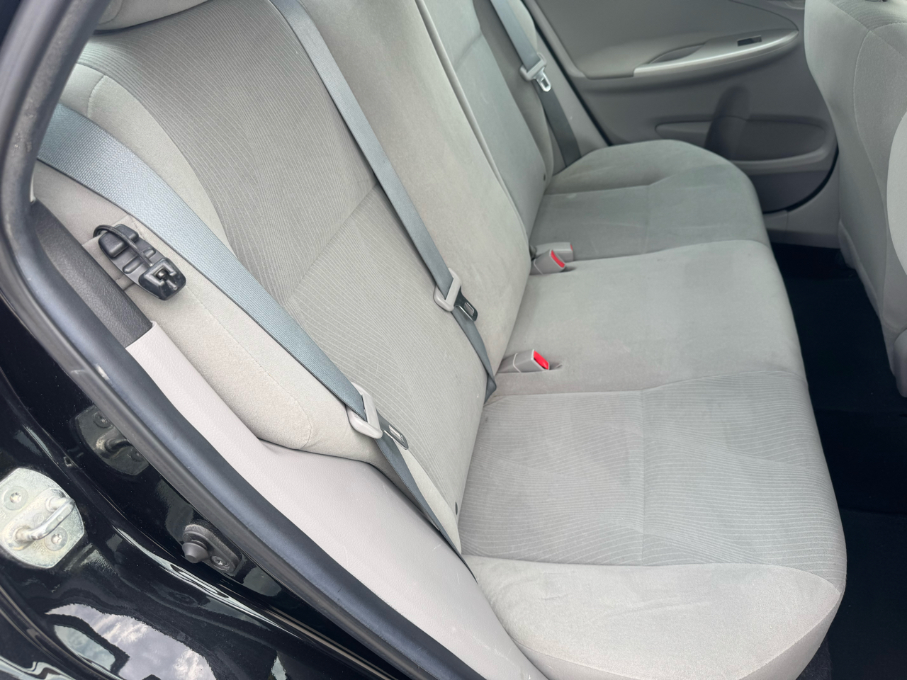 2013 Toyota Corolla LE photo 25