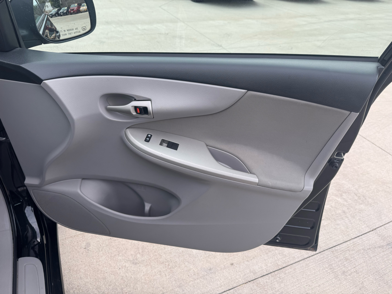 2013 Toyota Corolla LE photo 26