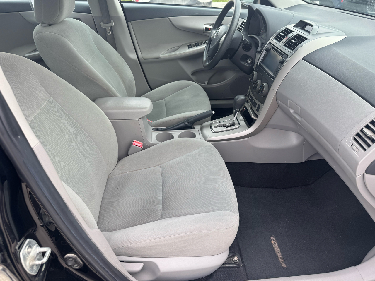 2013 Toyota Corolla LE photo 27