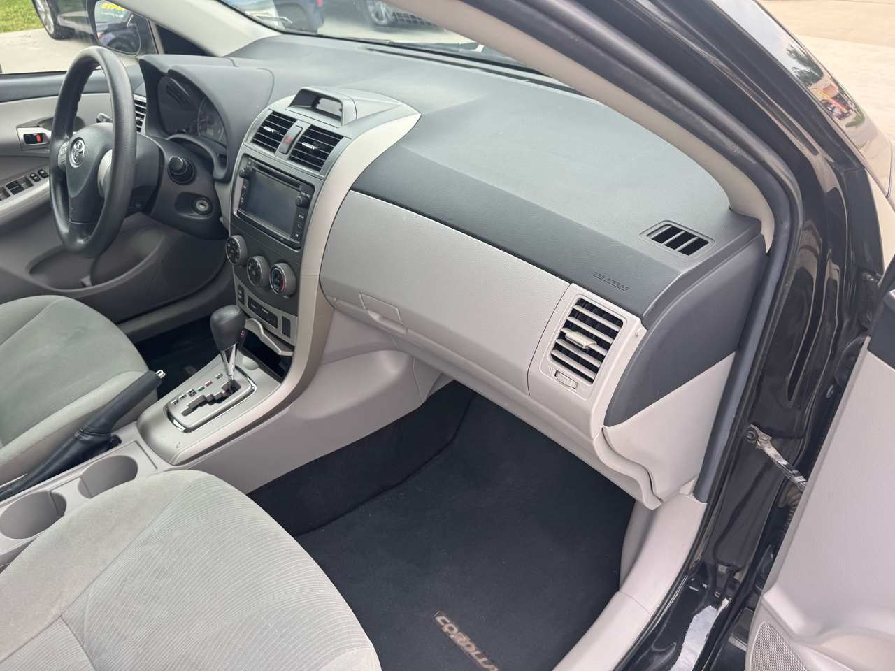2013 Toyota Corolla LE photo 28