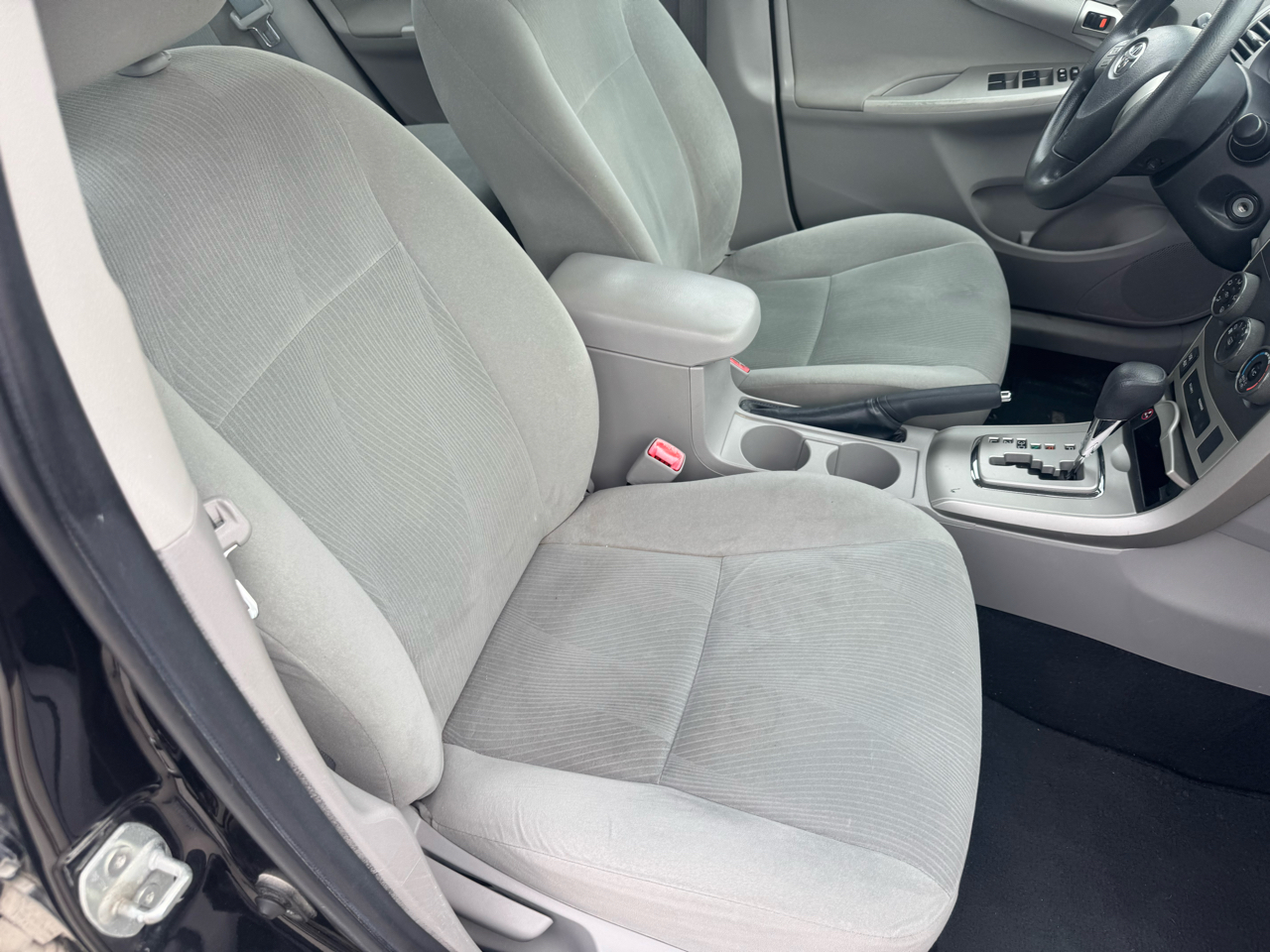 2013 Toyota Corolla LE photo 29