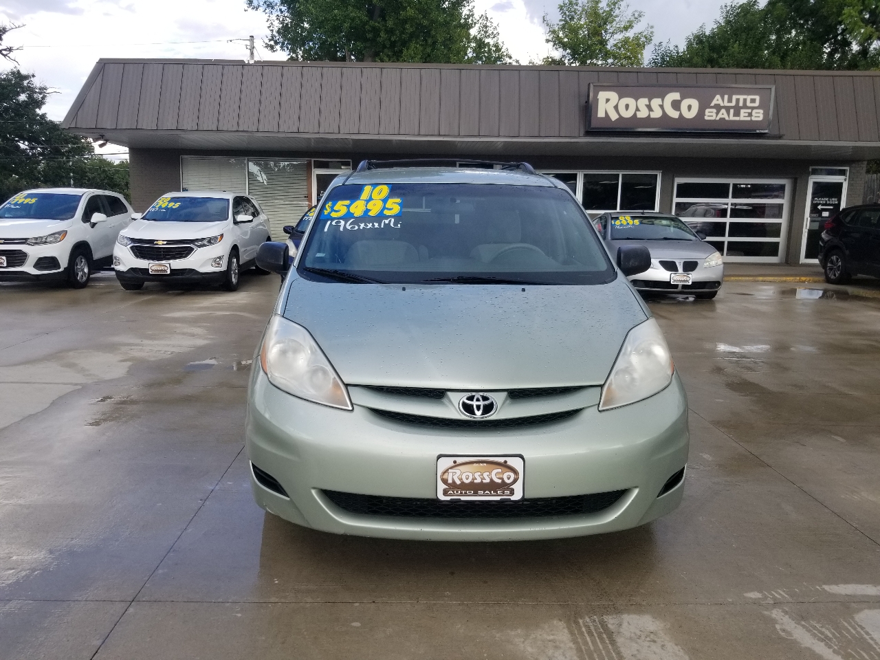2010 Toyota Sienna LE photo 2