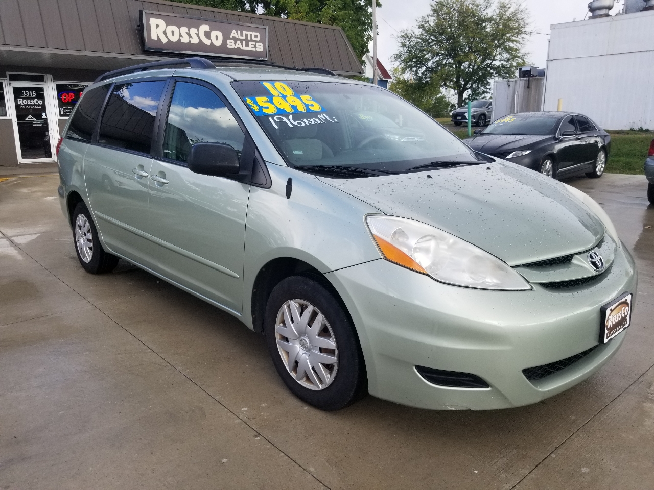 2010 Toyota Sienna LE photo 3