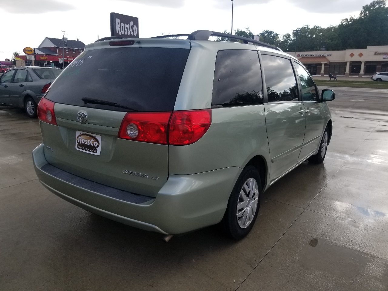 2010 Toyota Sienna LE photo 6