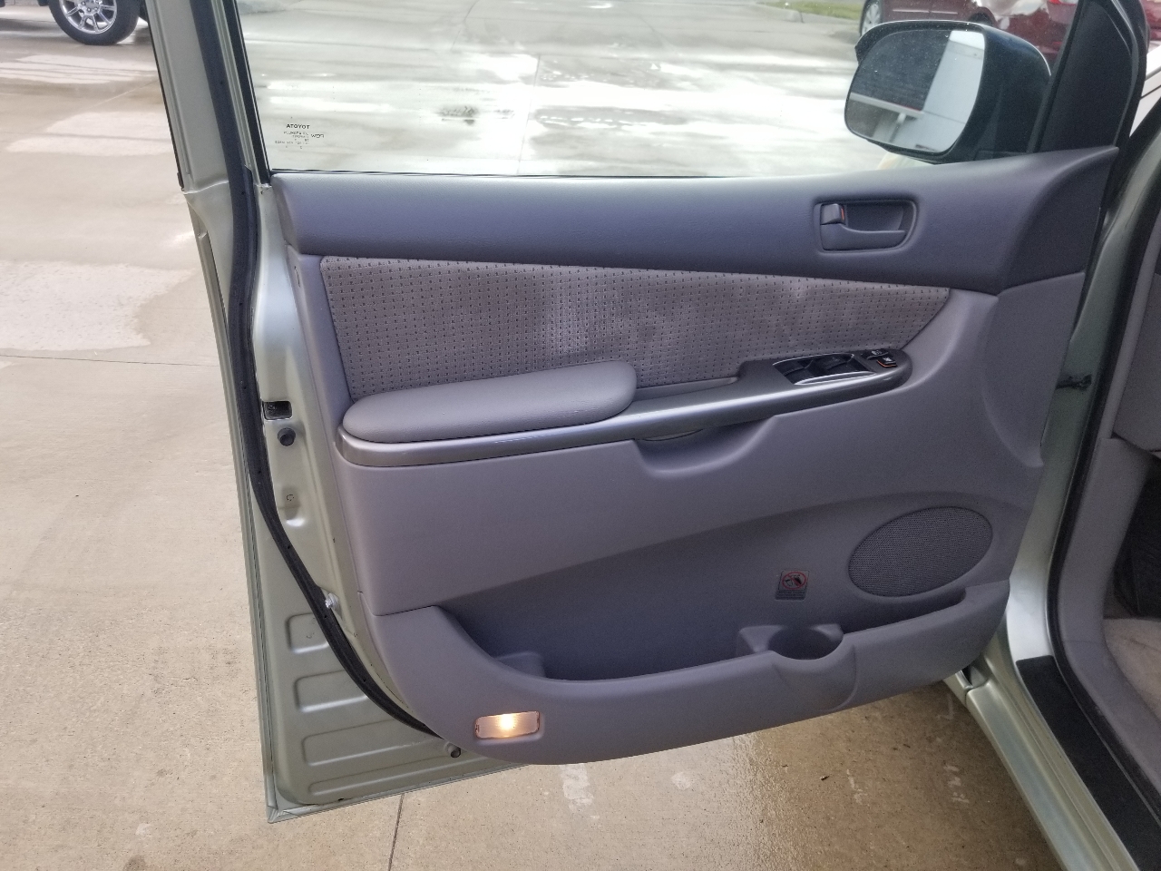 2010 Toyota Sienna LE photo 13