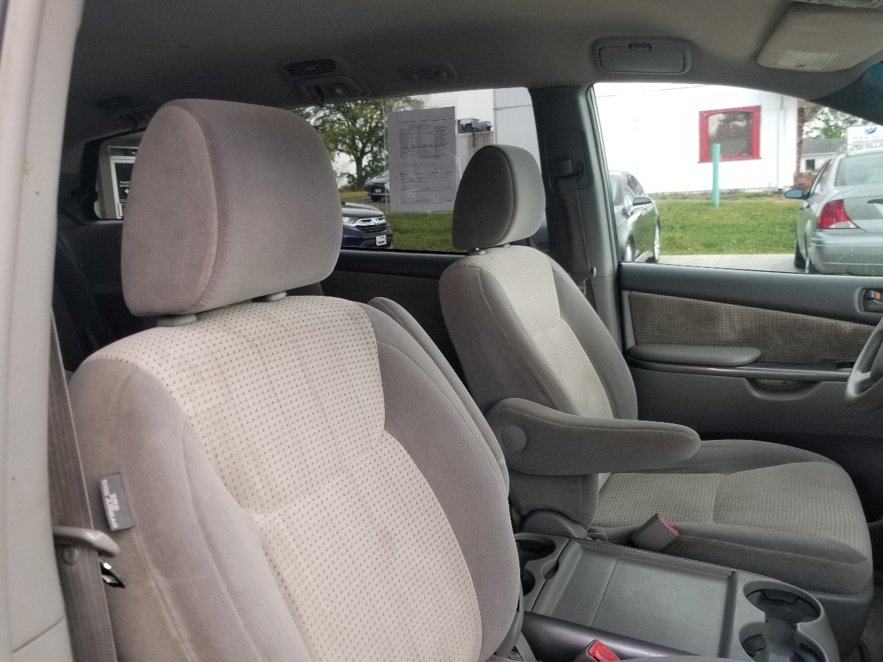 2010 Toyota Sienna LE photo 20