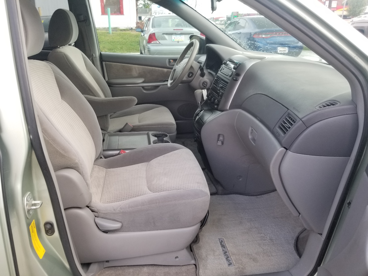 2010 Toyota Sienna LE photo 21