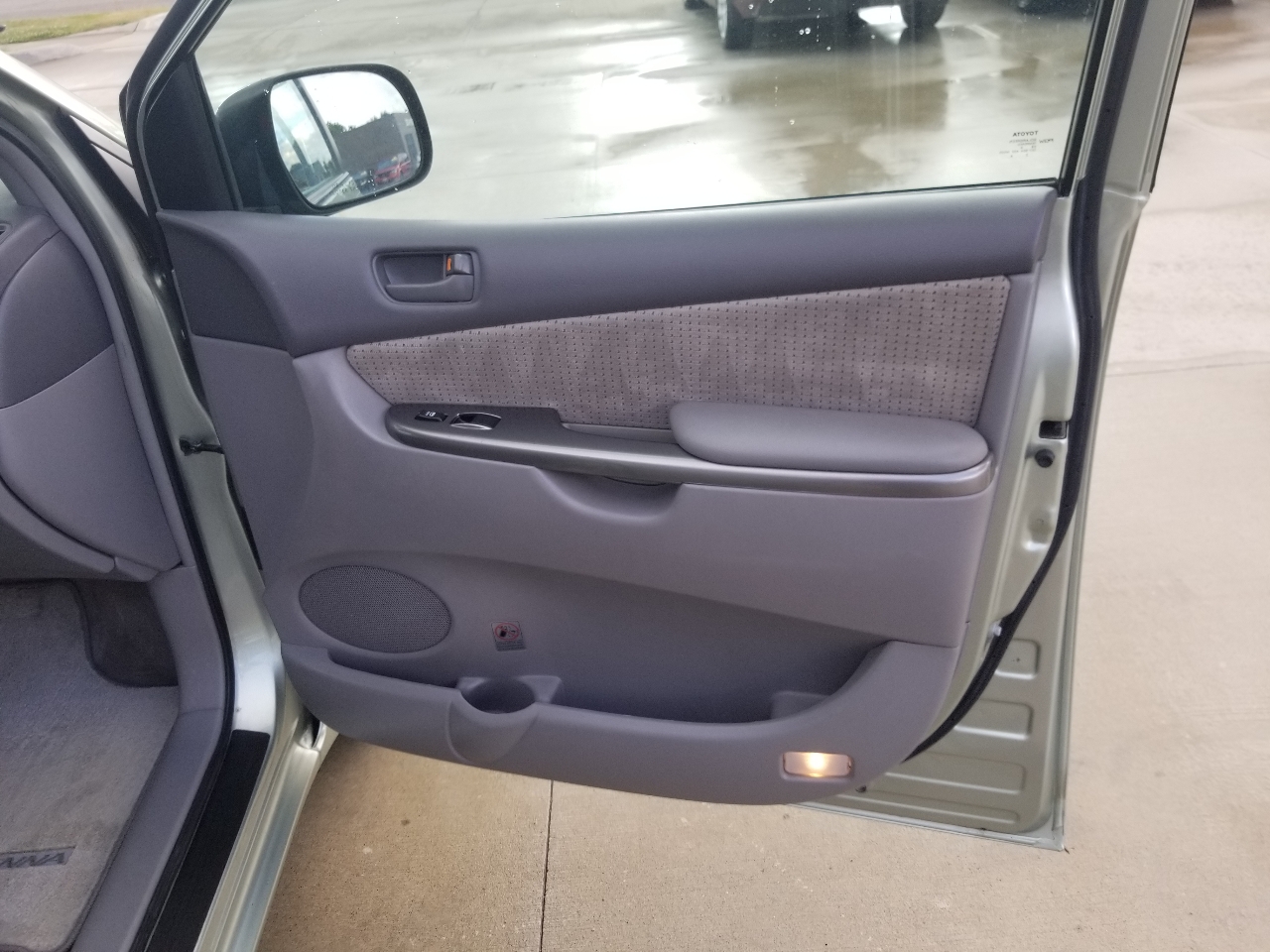 2010 Toyota Sienna LE photo 24