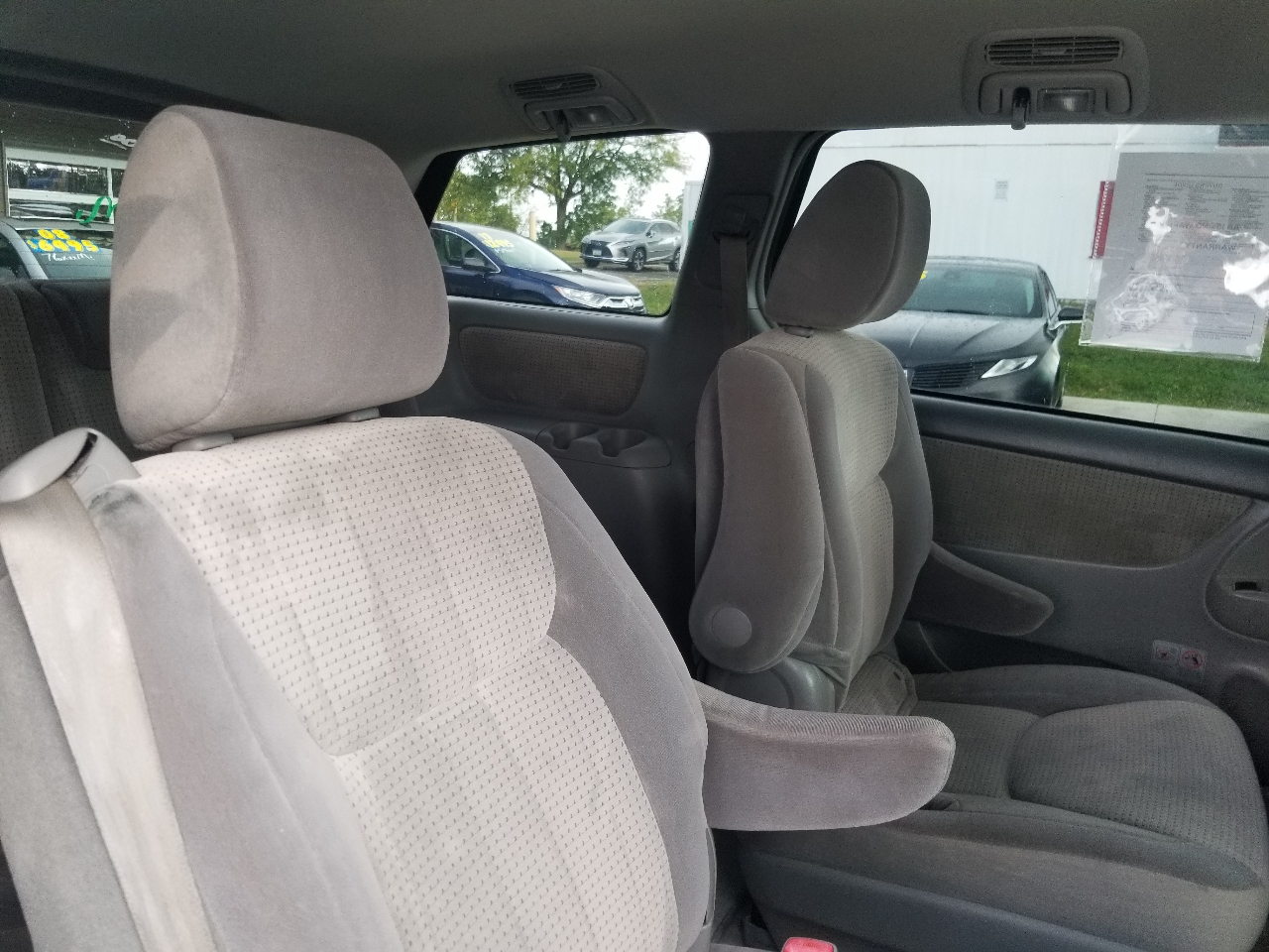 2010 Toyota Sienna LE photo 25