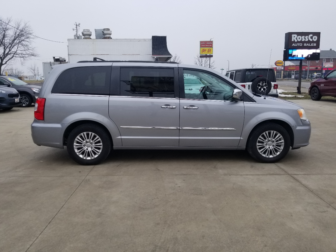 Chrysler Town & Country Touring-L 2013