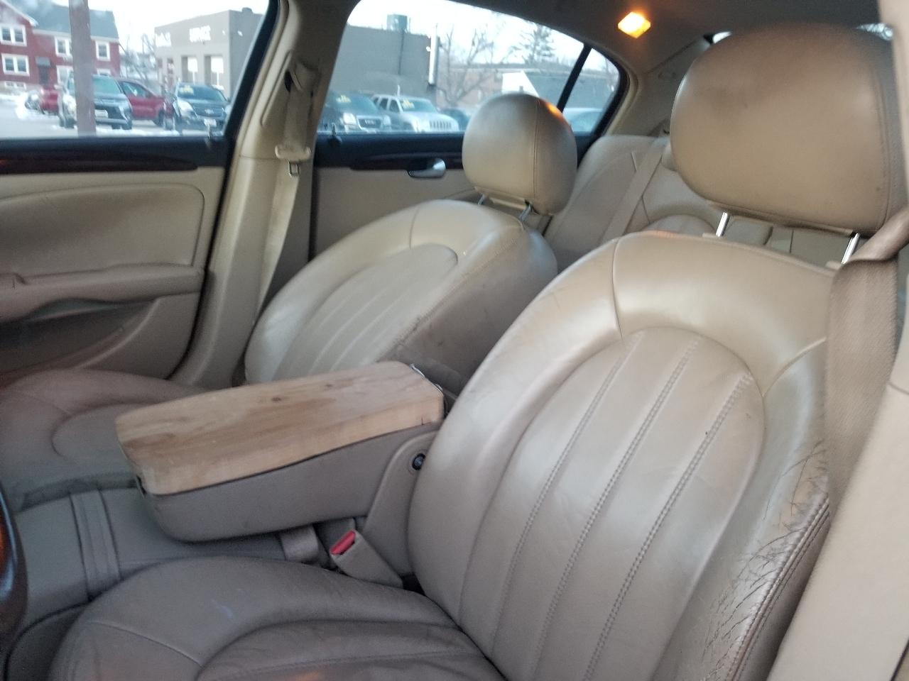 Buick Lucerne 4dr Sdn CXL 2011