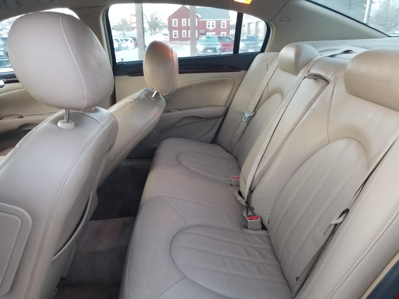 Buick Lucerne 4dr Sdn CXL 2011