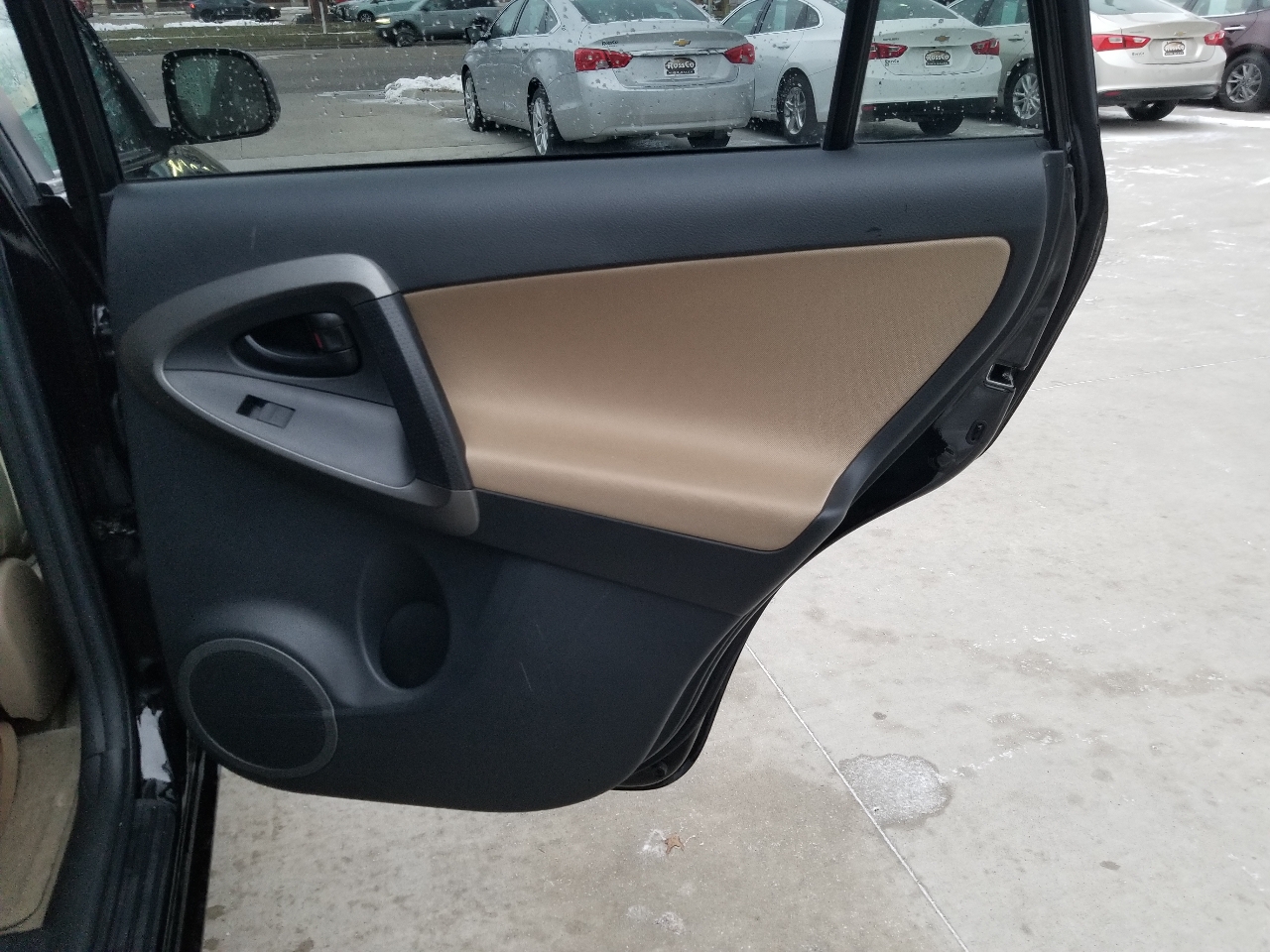 Toyota RAV4 Base I4 2WD 2011