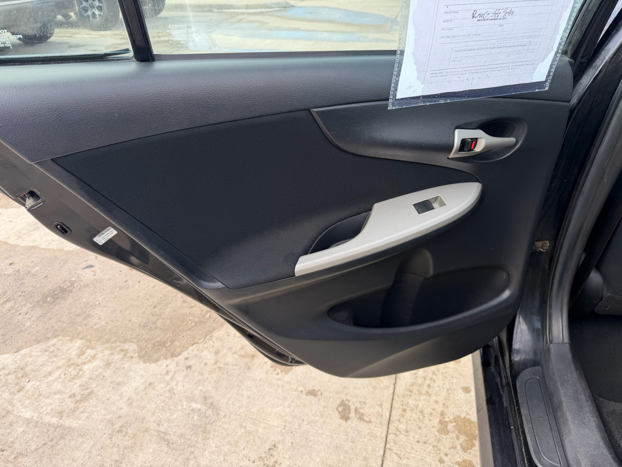 Toyota Corolla 4dr Sdn Auto LE (Natl) 2011