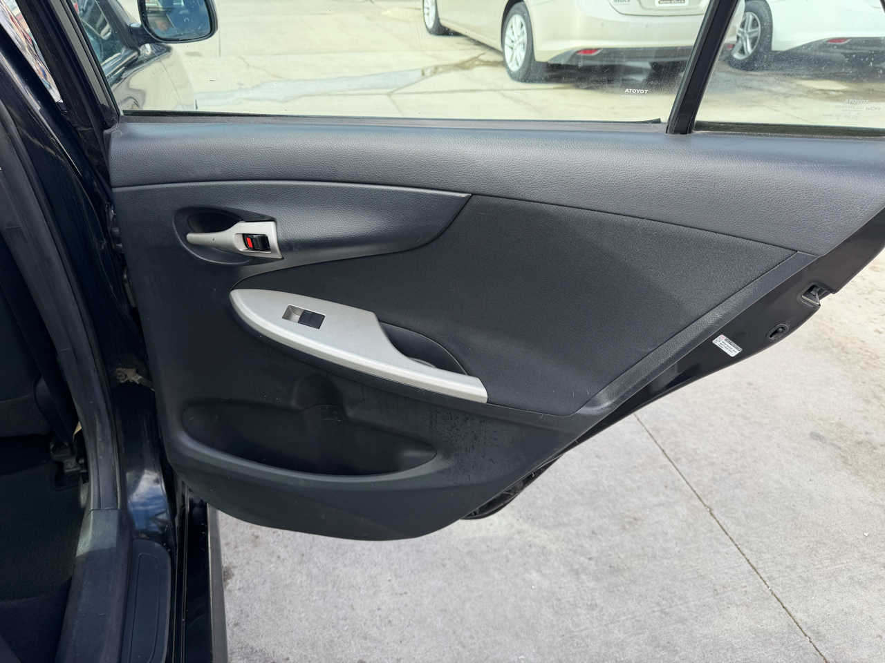 Toyota Corolla 4dr Sdn Auto LE (Natl) 2011