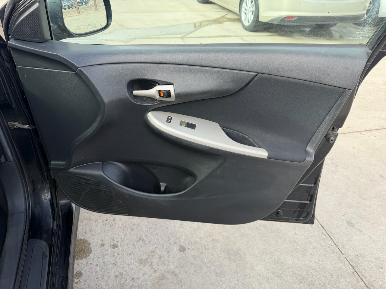 Toyota Corolla 4dr Sdn Auto LE (Natl) 2011