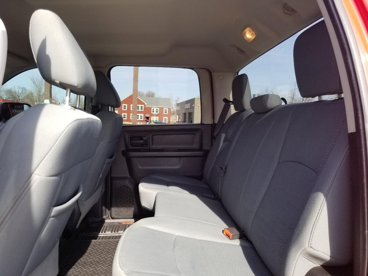 RAM 1500 4WD Crew Cab 140.5" Express 2014