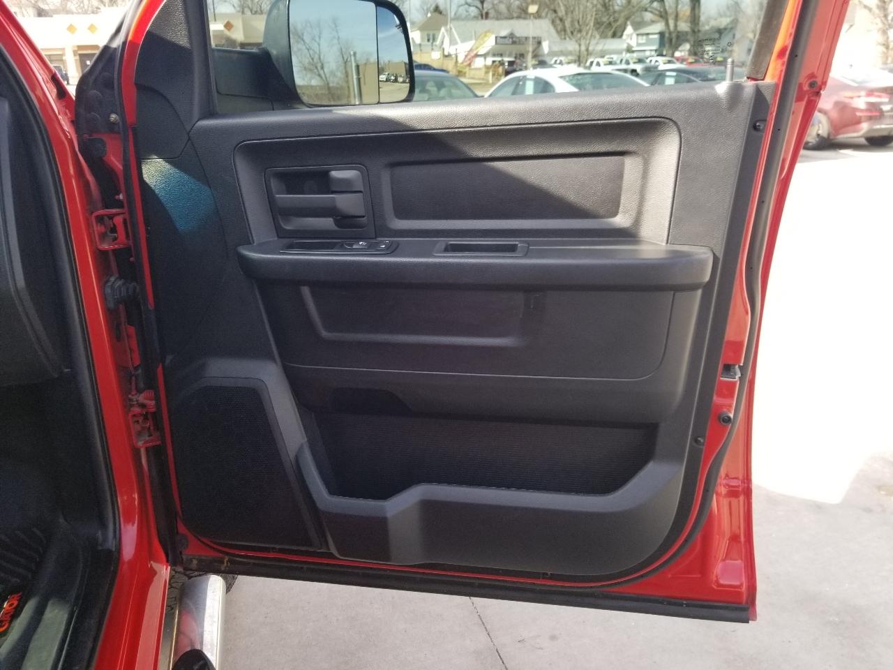 RAM 1500 4WD Crew Cab 140.5" Express 2014