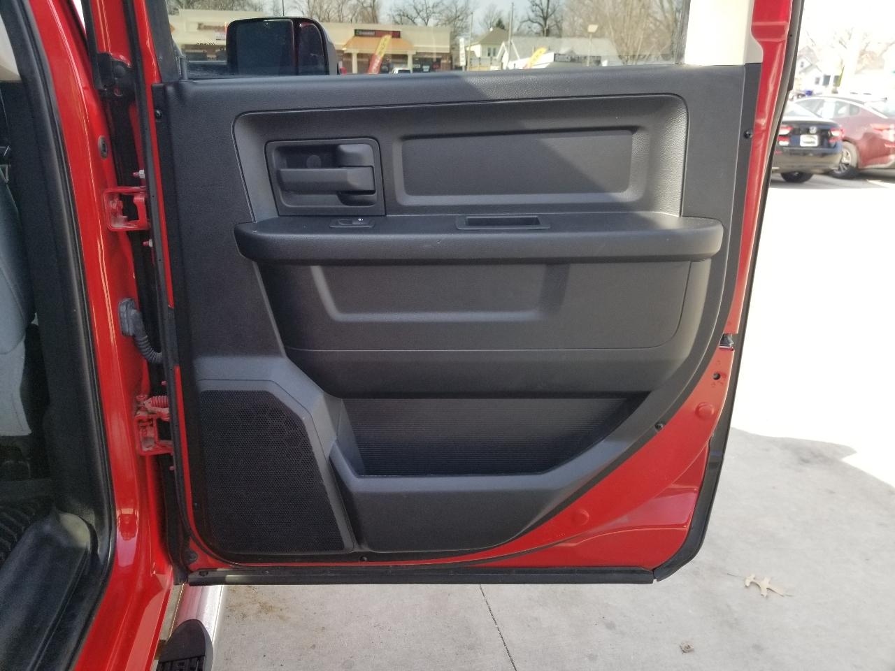 RAM 1500 4WD Crew Cab 140.5" Express 2014