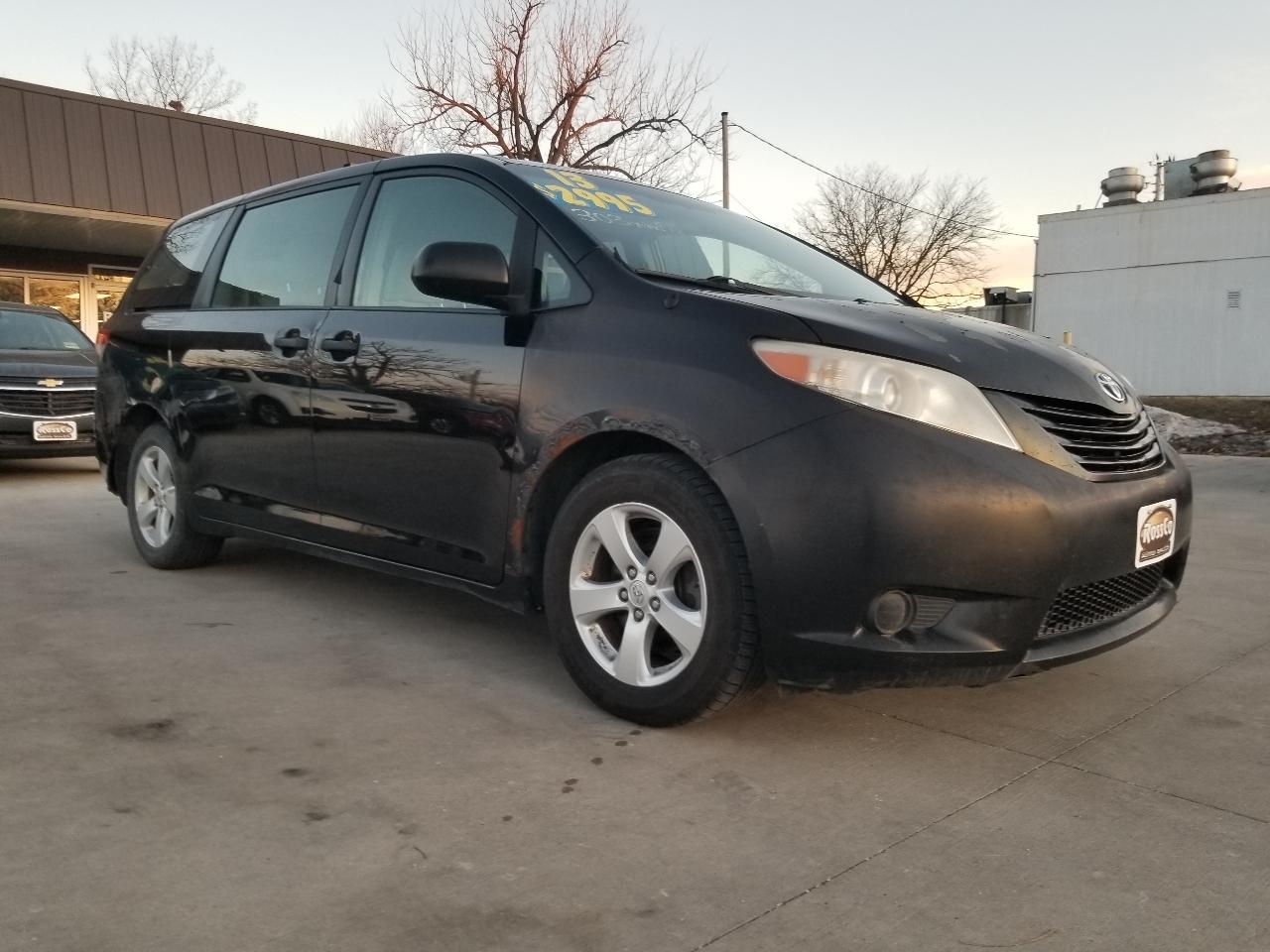Toyota Sienna 5dr 7-Pass Van V6 L FWD (Natl) 2013