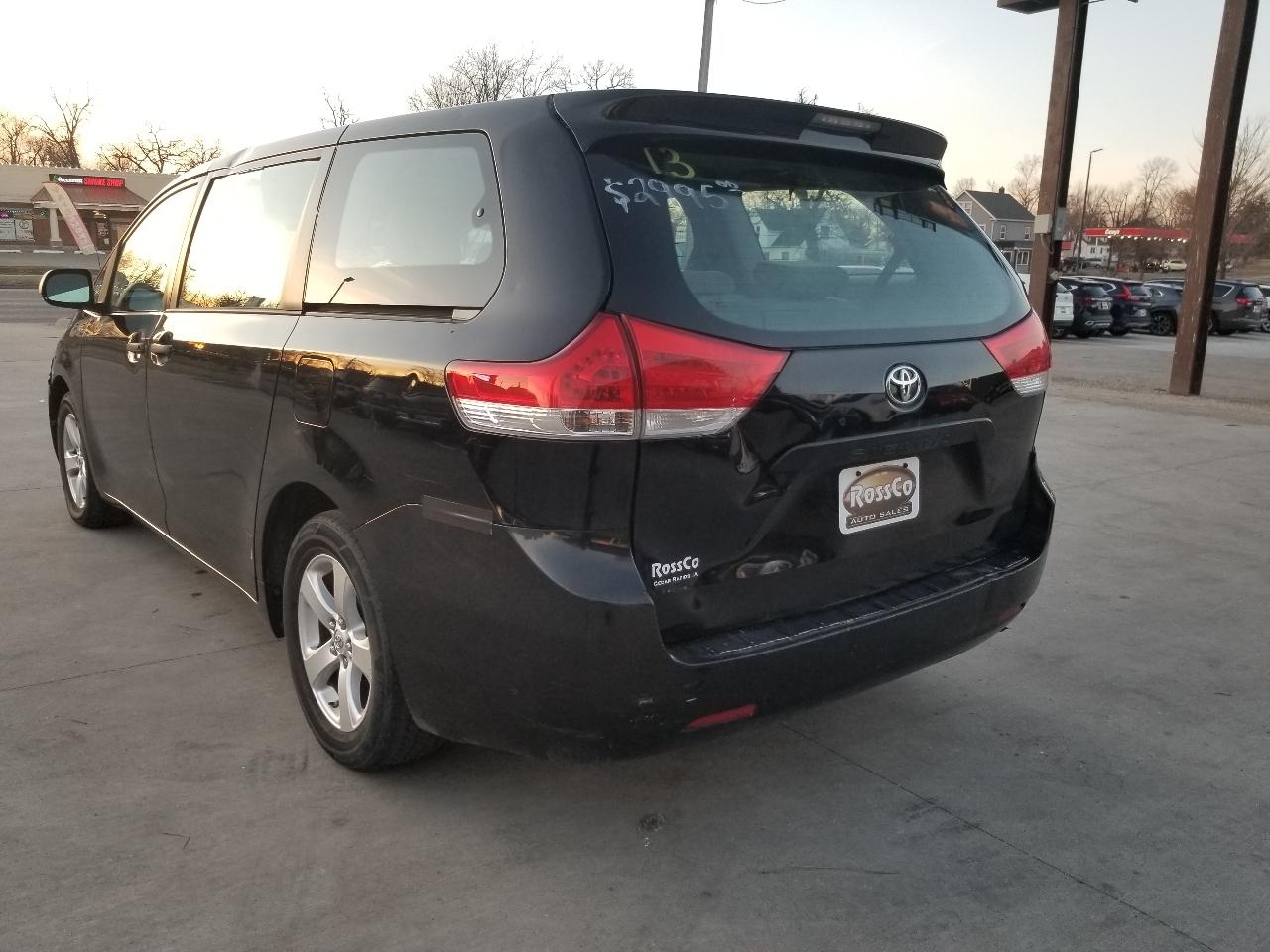 Toyota Sienna 5dr 7-Pass Van V6 L FWD (Natl) 2013