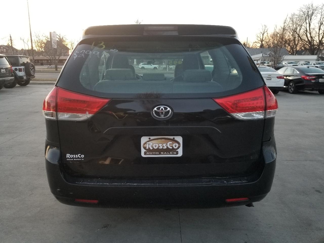 Toyota Sienna 5dr 7-Pass Van V6 L FWD (Natl) 2013