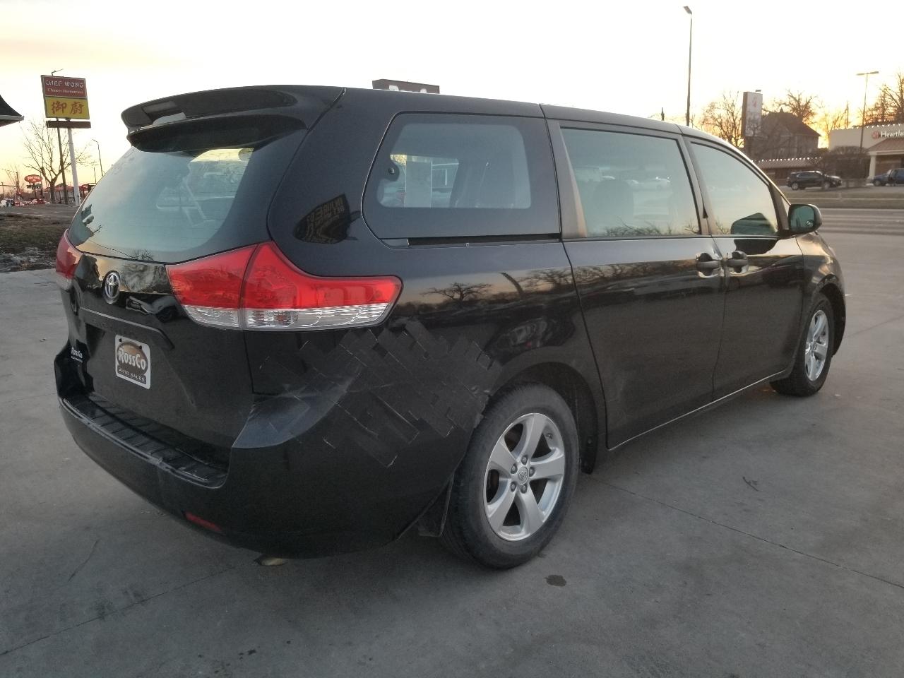 Toyota Sienna 5dr 7-Pass Van V6 L FWD (Natl) 2013