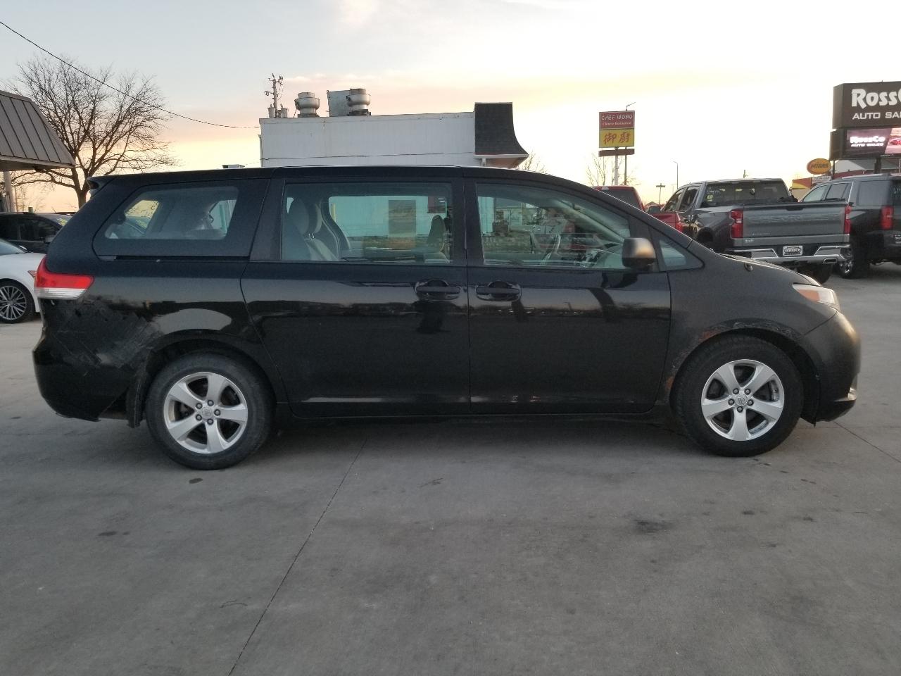 Toyota Sienna 5dr 7-Pass Van V6 L FWD (Natl) 2013