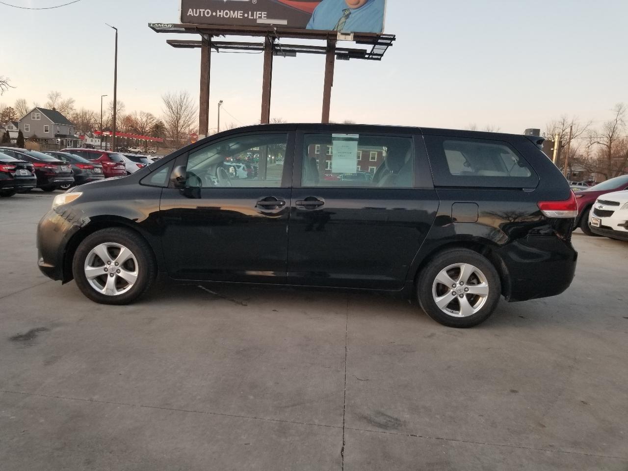 Toyota Sienna 5dr 7-Pass Van V6 L FWD (Natl) 2013