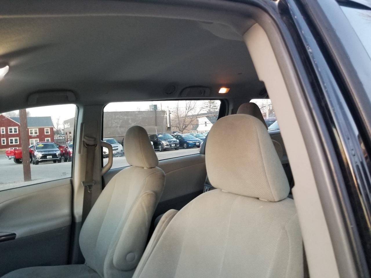 Toyota Sienna 5dr 7-Pass Van V6 L FWD (Natl) 2013