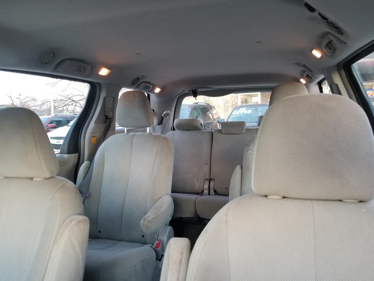 Toyota Sienna 5dr 7-Pass Van V6 L FWD (Natl) 2013