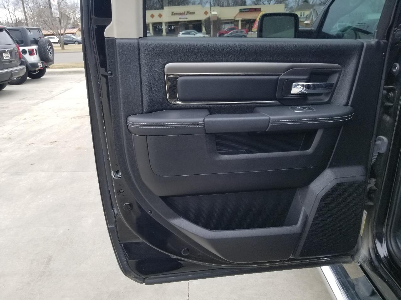 RAM 1500 4WD Crew Cab 140.5" Sport 2014